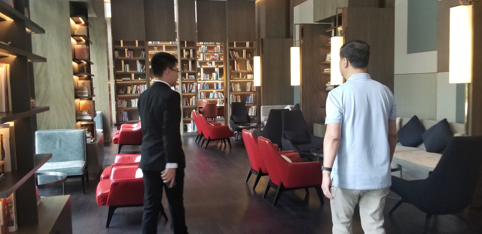 集团董事长一行对上海爱琴海购物公园和洲际-皇冠假日酒店进行商务考察 