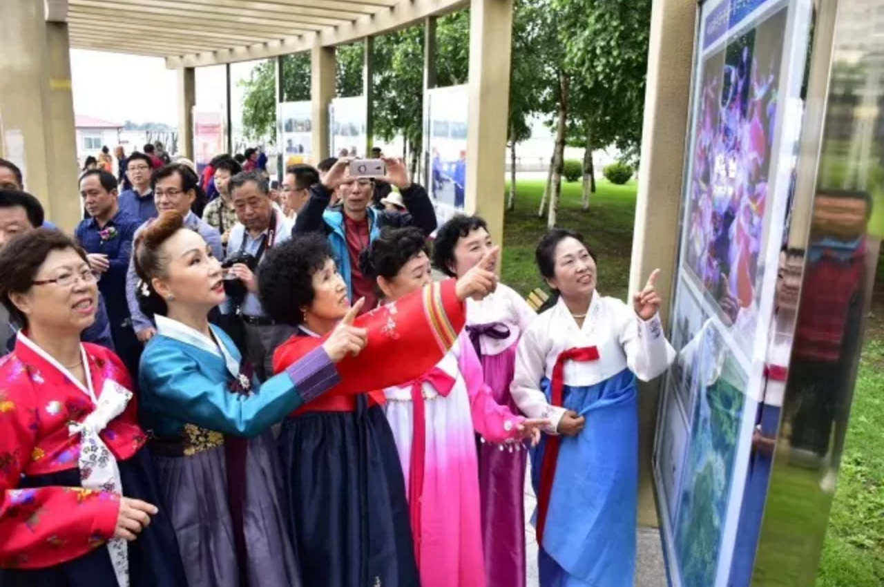 鸭绿江畔的文化盛宴：中韩摄影交流展、朝鲜族艺术作品展 